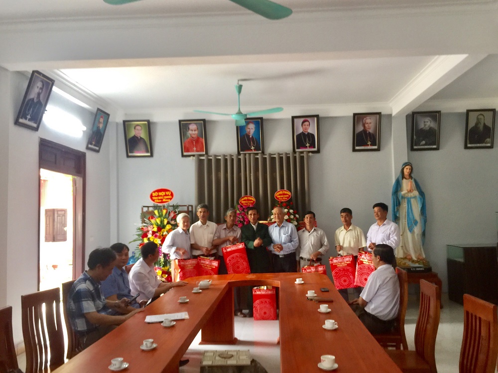 Ủy ban MTTQ , Ủy ban ĐKCG tỉnh Bắc Giang thăm, tặng quà nhân dịp lễ Phục sinh 2021